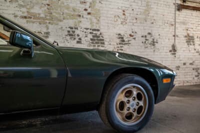 3万800ドル（邦貨換算489万7200円）で落札されたポルシェ 928（C）Courtesy of RM Sotheby's