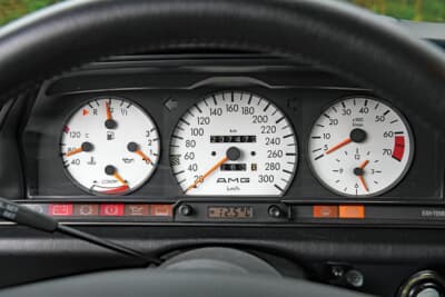 メルセデス・ベンツ 190E：ホワイトメーターを採用したインストルメントパネル。スピードメーターは300km/hまで刻まれており、軽量なボディと3.2リッターエンジンの組み合わせによる高いポテンシャルを物語る