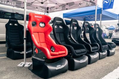 BRIDEブースにズラリと並べられたバケットシート。実際に座って試すことができた