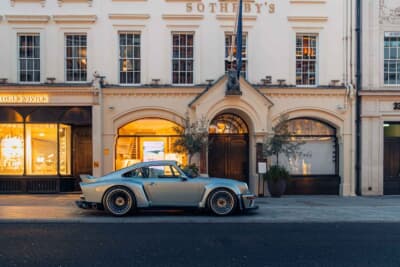 （落札価格非公開）でシールド競売にかけられた「ポルシェ 911 リイマジンド by シンガー DLSターボ」（C）Courtesy of RM Sotheby's