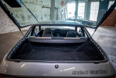 1万4850ドル（邦貨換算約234万6300円）で落札されたポルシェ 924ターボ（C）2026 Courtesy of RM Sotheby's