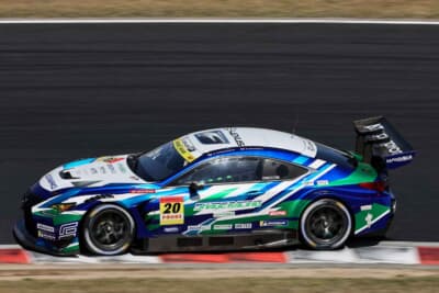 20号車 シェイドレーシング RC F GT3:青と緑のマシンが岡山のコースを力強く走る