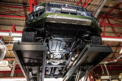 メルセデスAMG G63：リフトアップしてMCBの装着作業が行われている様子。ボディ剛性が一段上がったようなしっかり感をもたらし、高速域でのコーナリングでも確信を持ってアクセルを踏み込めるようになる