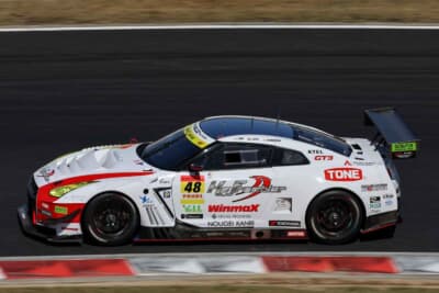 48号車 健康ケーズフロンティアWMニルズGT-R:白を基調としたボディでコースを攻め込む