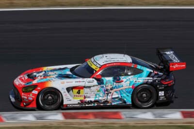 4号車 グッドスマイル 初音ミク AMG:鮮やかなカラーを纏い先行するLEONを追う