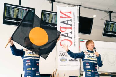 フラッグについて丁寧に解説する花里祐弥選手（写真右）と伊東黎明選手（写真左）