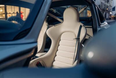 （落札価格非公開）でシールド競売にかけられた「ポルシェ 911 リイマジンド by シンガー DLSターボ」（C）Courtesy of RM Sotheby's