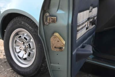 7313ポンド（邦貨換算約157万円）で落札されたトライアンフ「TR7 コンバーチブル」（C）Iconicauctioneers