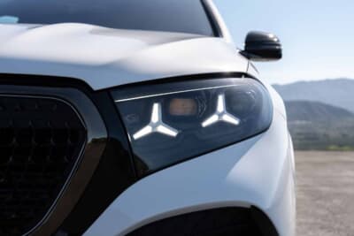 メルセデス・ベンツGLE Coupe：新生メルセデスの顔を作り上げるDIGITAL LIGHTは照射範囲が従来比約40%拡大し、ハイビームは最大600m先まで照射可能。夜間の視認性も大幅に向上