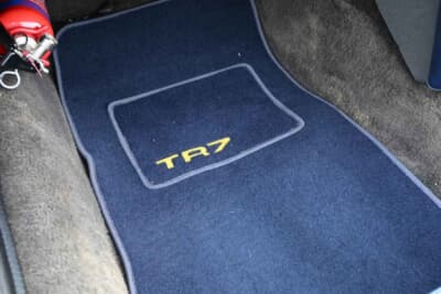 7313ポンド（邦貨換算約157万円）で落札されたトライアンフ「TR7 コンバーチブル」（C）Iconicauctioneers