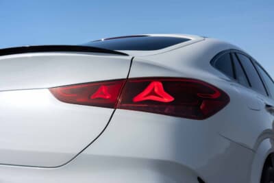 メルセデス・ベンツGLE Coupe：背後から迫る迫力のフロントだけでなく、抜き去った相手にもメルセデスの矜持をメッセージするテールライトデザイン