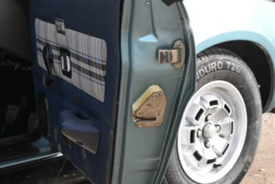 7313ポンド（邦貨換算約157万円）で落札されたトライアンフ「TR7 コンバーチブル」（C）Iconicauctioneers