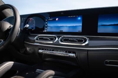 メルセデス・ベンツGLE Coupe：3基の12.3インチディスプレイを一体化したMBUXスーパースクリーンを標準装備し、助手席側ディスプレイも含めた横一体のガラス面が先進的なインテリア