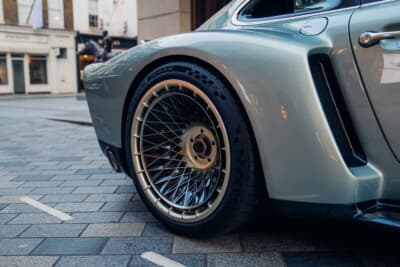 （落札価格非公開）でシールド競売にかけられた「ポルシェ 911 リイマジンド by シンガー DLSターボ」（C）Courtesy of RM Sotheby's