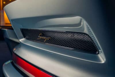 （落札価格非公開）でシールド競売にかけられた「ポルシェ 911 リイマジンド by シンガー DLSターボ」（C）Courtesy of RM Sotheby's