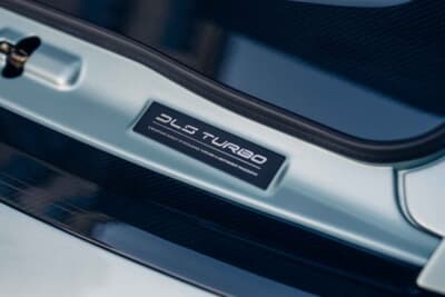 （落札価格非公開）でシールド競売にかけられた「ポルシェ 911 リイマジンド by シンガー DLSターボ」（C）Courtesy of RM Sotheby's