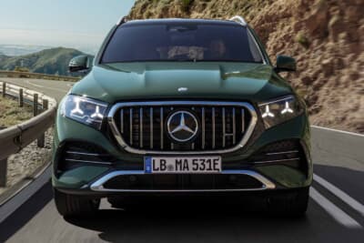 メルセデスAMG GLE53：AMG専用のグリル、新設計のエアインテーク、スポーティさを際立たせる特徴的なLEDライトを装備し、刷新されたフロントフェイス