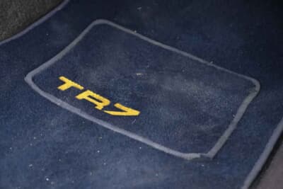 7313ポンド（邦貨換算約157万円）で落札されたトライアンフ「TR7 コンバーチブル」（C）Iconicauctioneers