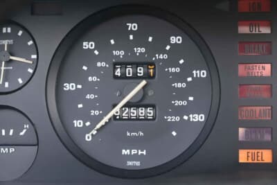 7313ポンド（邦貨換算約157万円）で落札されたトライアンフ「TR7 コンバーチブル」（C）Iconicauctioneers