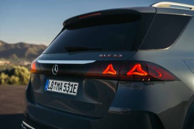 メルセデスAMG GLE53：ヘッドライト同様に星型デザインの新しい形状を取り入れたテールライトがリアスタイルを特徴付ける