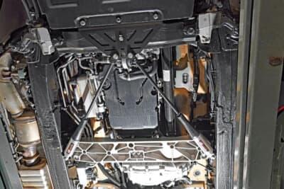 メルセデスAMG G63：Gクラスの骨格である頑強なラダーフレーム。走行中に絶えず入力される路面からの微振動や、コーナリング時にフレームが受ける捩れエネルギーを、MCBが効果的に吸収・放出する