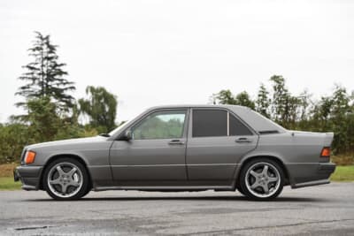 メルセデス・ベンツ 190E：フロント17×7.5Jに対して、リアは少し幅広の17×8.5Jサイズのホイールを採用。タイヤは4輪ともに215/40サイズを用いることで、フェンダー幅いっぱいのスタイリッシュなフォルムに