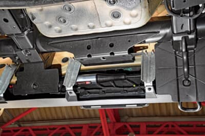 メルセデスAMG G63：車体下部に装着されたMCB（モーション・コントロール・ビーム）。一般的な油圧ダンパーとは異なり、微小な変位に対して強力な減衰力を発揮するワッシャー板バネ式のダンパー機構だ