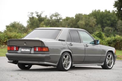 メルセデス・ベンツ 190E：フロントブレーキはW203型C55 AMGの純正を、リアにはW124型E500リミテッド用を移植してストッピングパワーを強化。ホイールもW203型の純正を選択し、見事なツライチを実現。