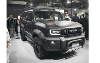 トヨタ ランドクルーザーFJ:ボディをマットブラックへリペイントしたCG。小型ブルバーやアンダーガードに加え、ビス留めタイプのオーバーフェンダーを装着して無骨さを高めている