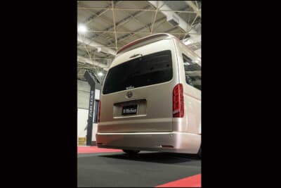 トヨタ ハイエース：リアのエアロやウイングもLEGANCE製。LEDテールランプはBKM製