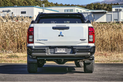 「リーガマックス トレイルマスター」を装着した三菱・トライトンの真後ろカット