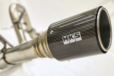 「リーガマックス トレイルマスター」のテールエンドに奢られたHKSロゴ