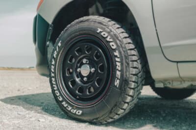 トヨタ プロボックス：ホイールは14インチのデイトナスタイルを装着。タイヤはトーヨータイヤのオープンカントリーR/T（前後165／80）を組み合わせ、オフロードの雰囲気を強調している