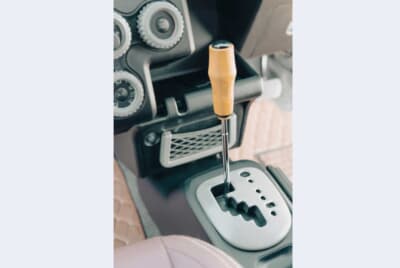トヨタ プロボックス：シフトノブは、なんとドライバーの柄の部分を流用してセットしている。もともと仕事車であるプロボックスに、ツール感のある演出が絶妙にマッチし、室内のムードを高めている