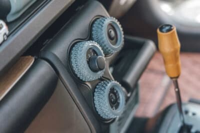 トヨタ プロボックス：エアコンのダイヤル部分には、ラジコン用のタイヤを流用して装着。ちょうど径が合い、ぴったりと取り付けできるそうだ。ちなみに取材直前にグレーに塗装してプチ進化したという