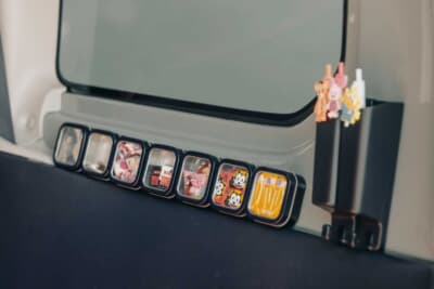 トヨタ プロボックス：ラゲッジルームの窓ガラスを活用したディスプレイ。小さな箱にお菓子を入れて並べることで、オシャレな空気感のある空間に仕立てている。家族でのドライブが楽しくなる工夫だ