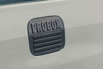 トヨタ プロボックス：フューエルリッドには、「PROBOX」の文字があしらわれた専用カバーを装着している。少しゴツゴツとした無骨なデザインが、クルマのアウトドアキャラクターによく似合う