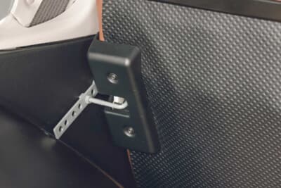 トヨタ プロボックス：後部座席の角度を複数段階で調整しやすいように、オーナー自らヒンジを追加加工している。パッセンジャーの快適性を劇的に向上させる、DIYならではの工夫が光る部分である