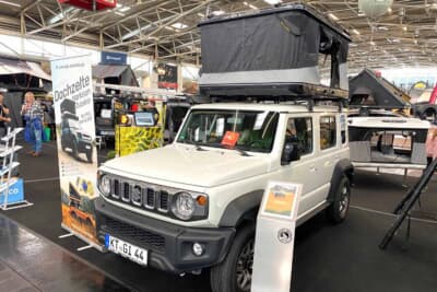 4ドアタイプのジムニーの屋根にぴったりと収まるルーフテントです。デッドスペースを有効活用できる素晴らしいアイデアです