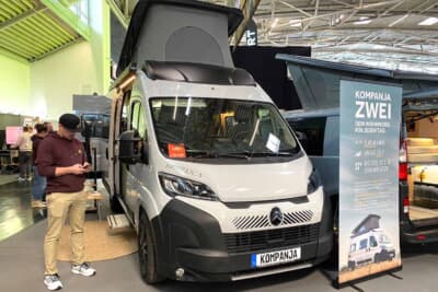 KONPANJAというショップが展示していたキャンピングカーです。なかなか使い勝手が良さそうで、実際の旅でも大活躍しそうです