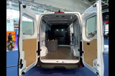 日産のInterstarは大型商業車だけあって、さすがに車内は広々としています