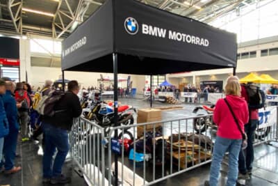 BMWでは人気モデルのデモンストレーションや試走も出来るようでした。多くの方が既に試乗待ちの状態でした