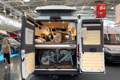 こちらはKONPANJAというショップが展示していたキャンピングカーの後部です。細部まで工夫が凝らされた実用的な作りでした