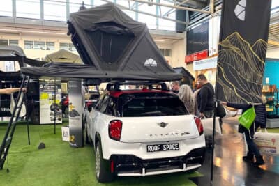 小さなMINIでもルーフテントさえあれば、いつでもラクラクとキャンプができますね。身軽なアウトドアの強い味方です