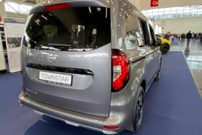 日本では未発売でルノーによるOEMモデルのTownstarは、簡単にキャンピングカーに改造できるそうです