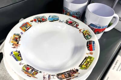 フォルクスワーゲンのキャンプ用プラスチックお皿とカップです。デザインがとても可愛らしくて、買うかどうか本気で悩みました
