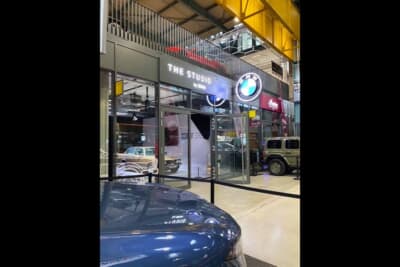 BMWのショールーム「THE STUDIO」の玄関