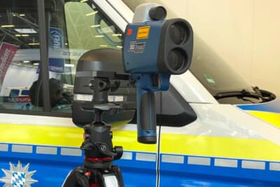 地元ミュンヘン警察のブースでは最新の移動式オービスの展示もありました。みなさん安全運転でバイクを楽しみましょう