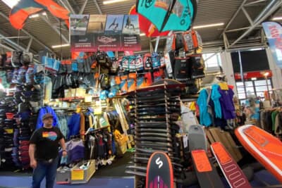 会場ではクルマだけでなく、アウトドア製品も色々と販売されています。見ているだけで次のキャンプへの想像が大きく膨らみます