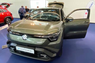 スズキ VITARAを初めて見ましたが、オシャレなデザインですね。運転席もとてもすっきりしたデザイン